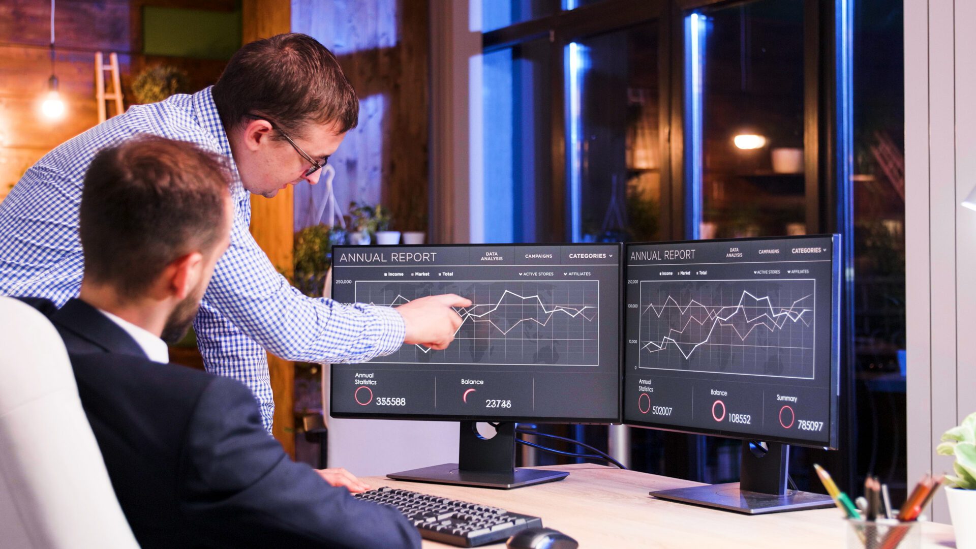Two colleagues working late at the office IT professionals working late in office – MOOIT Solutions managed IT team